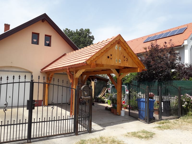 Kocsibeálló cserépfedéssel. A tető alatt nyitható hosszanyag tárolóval.