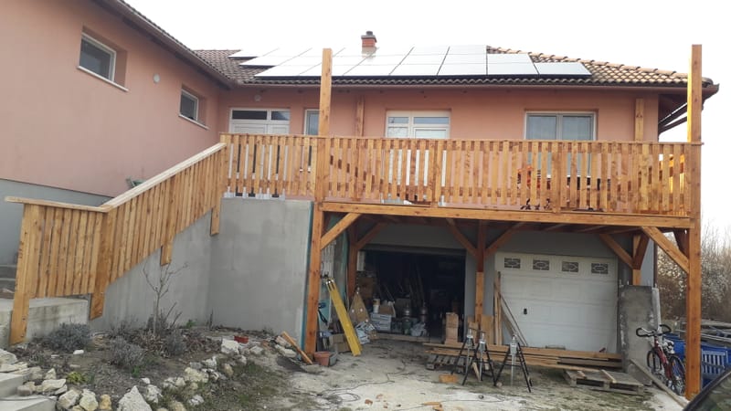 Lábon álló terasz és lépcsőkorlát vörösfenyőből.