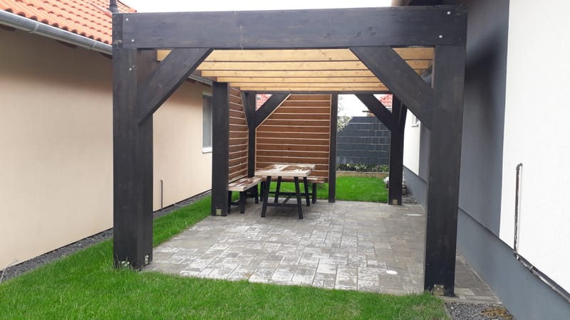 Pergola függőágyhoz kávézó sarokkal.