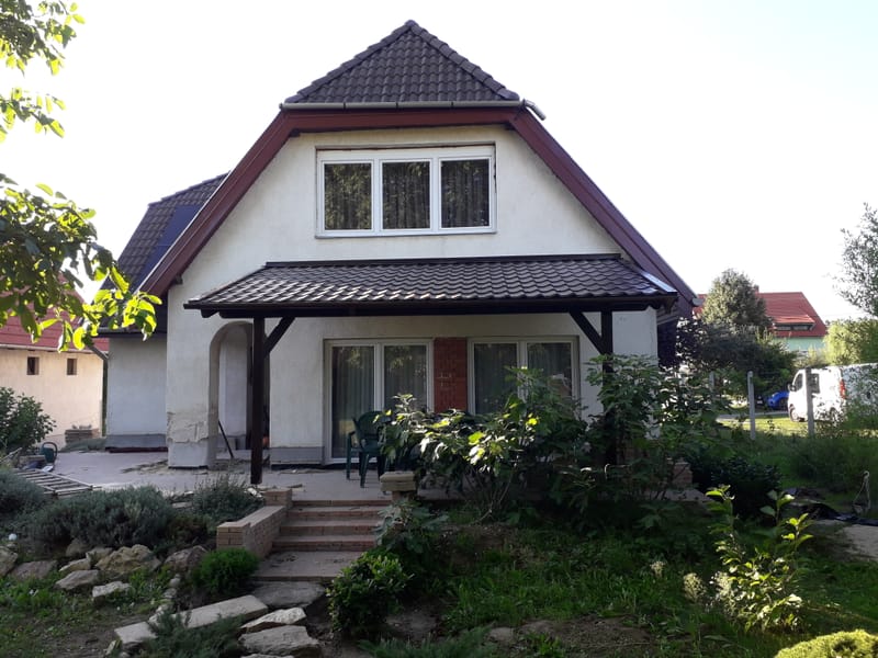 Előtető terasz fölé, cserepes lemezzel.