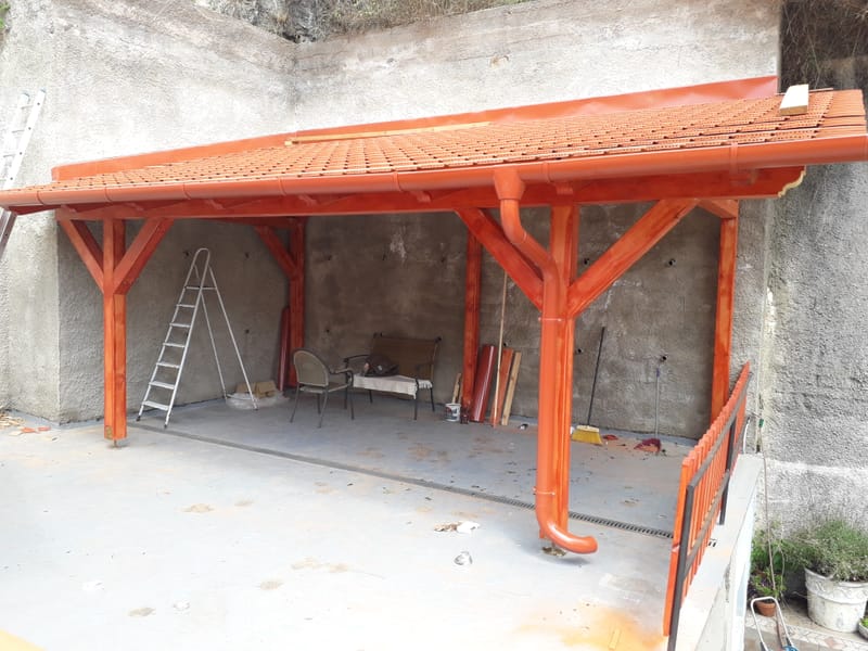 Fedett közösségi tér.