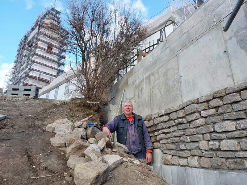 Díszkőburkolat építése a Tihanyi Apátságnál.