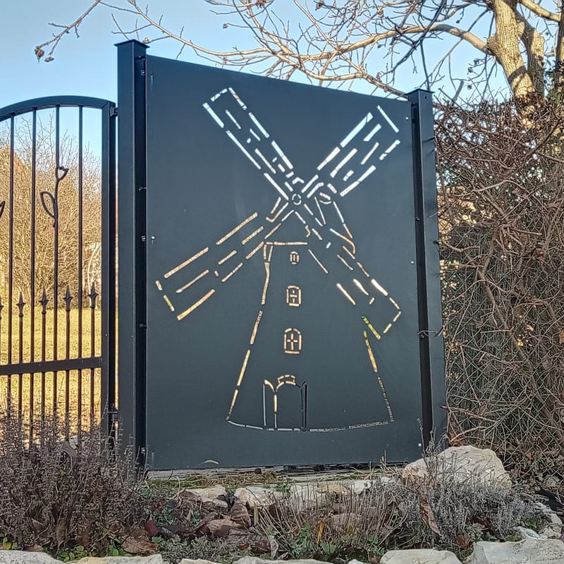 Kovácsoltvas jellegű kis és nagykapu, lézervágott kerítésbetétekkel. Nagykapu motoros távvezérlő telepítéssel. Kiskapu kapunyitóval szerelve.