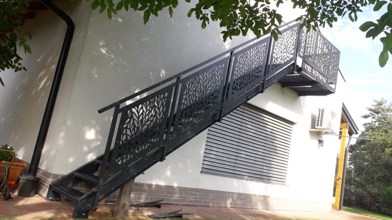 Fém lépcső, lézervágott korláttal, életfa motívummal.