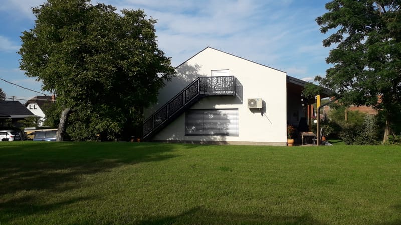 Fém lépcső, lézervágott korláttal, életfa motívummal.