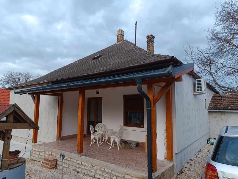 Előtető terasz fölé, majd korcolt bádoggal fedve és ajtókkal, ablakokkal felszerelve.