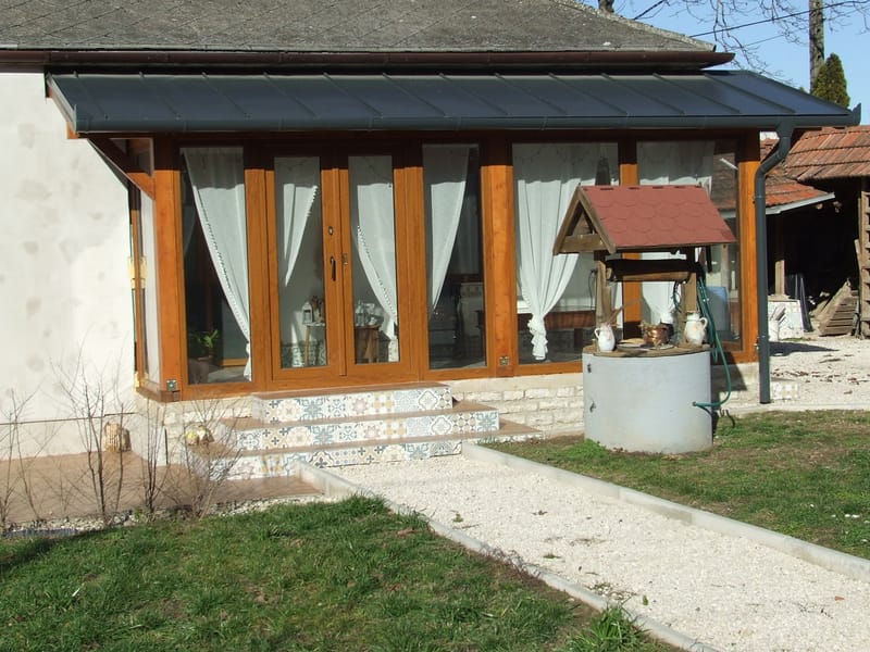 Előtető terasz fölé, majd korcolt bádoggal fedve és ajtókkal, ablakokkal felszerelve.