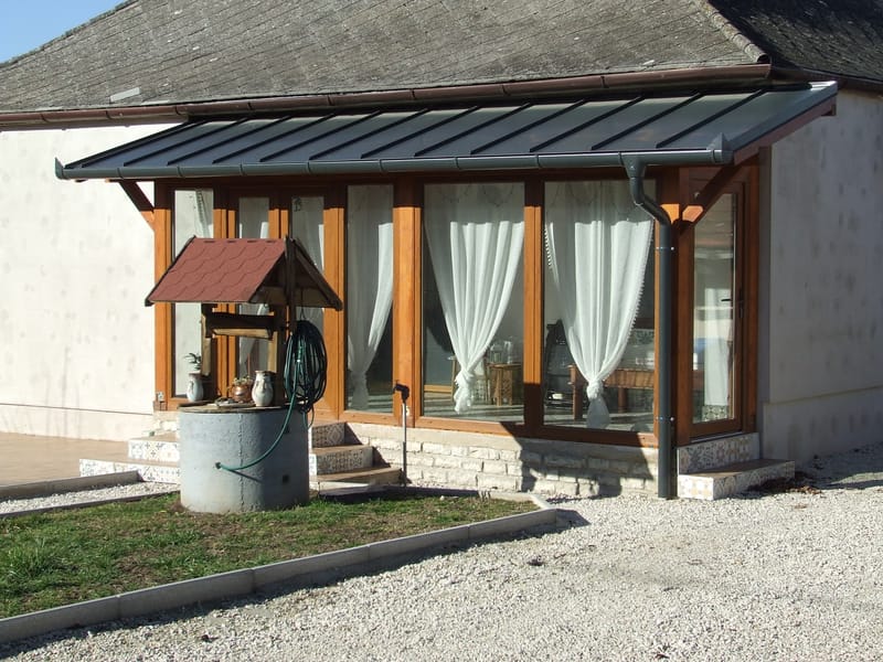 Előtető terasz fölé, majd korcolt bádoggal fedve és ajtókkal, ablakokkal felszerelve.