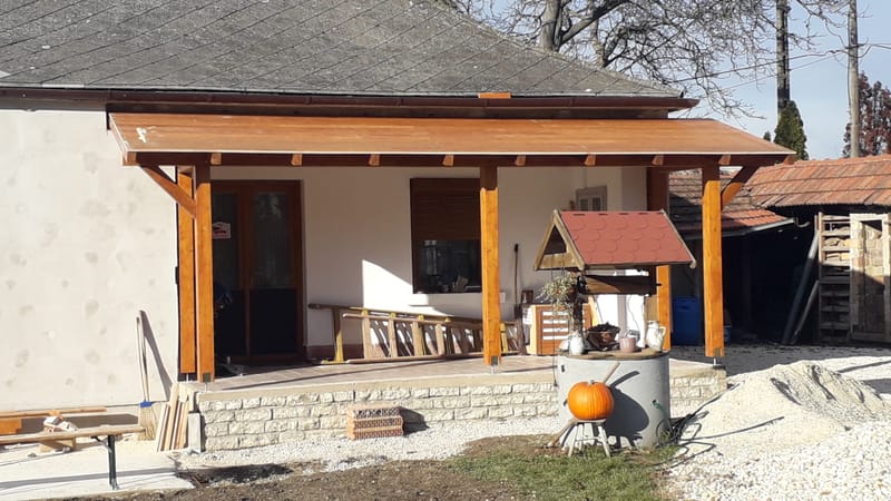 Előtető terasz fölé, majd korcolt bádoggal fedve és ajtókkal, ablakokkal felszerelve.