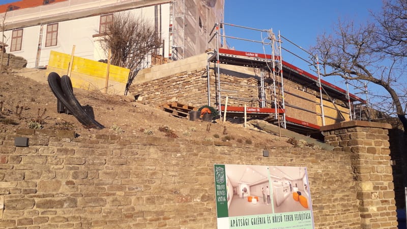 Díszkőburkolat építése a Tihanyi Apátságnál.