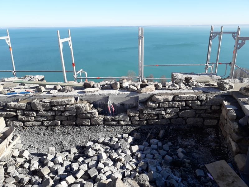 Díszkőburkolat építése a Tihanyi Apátságnál.