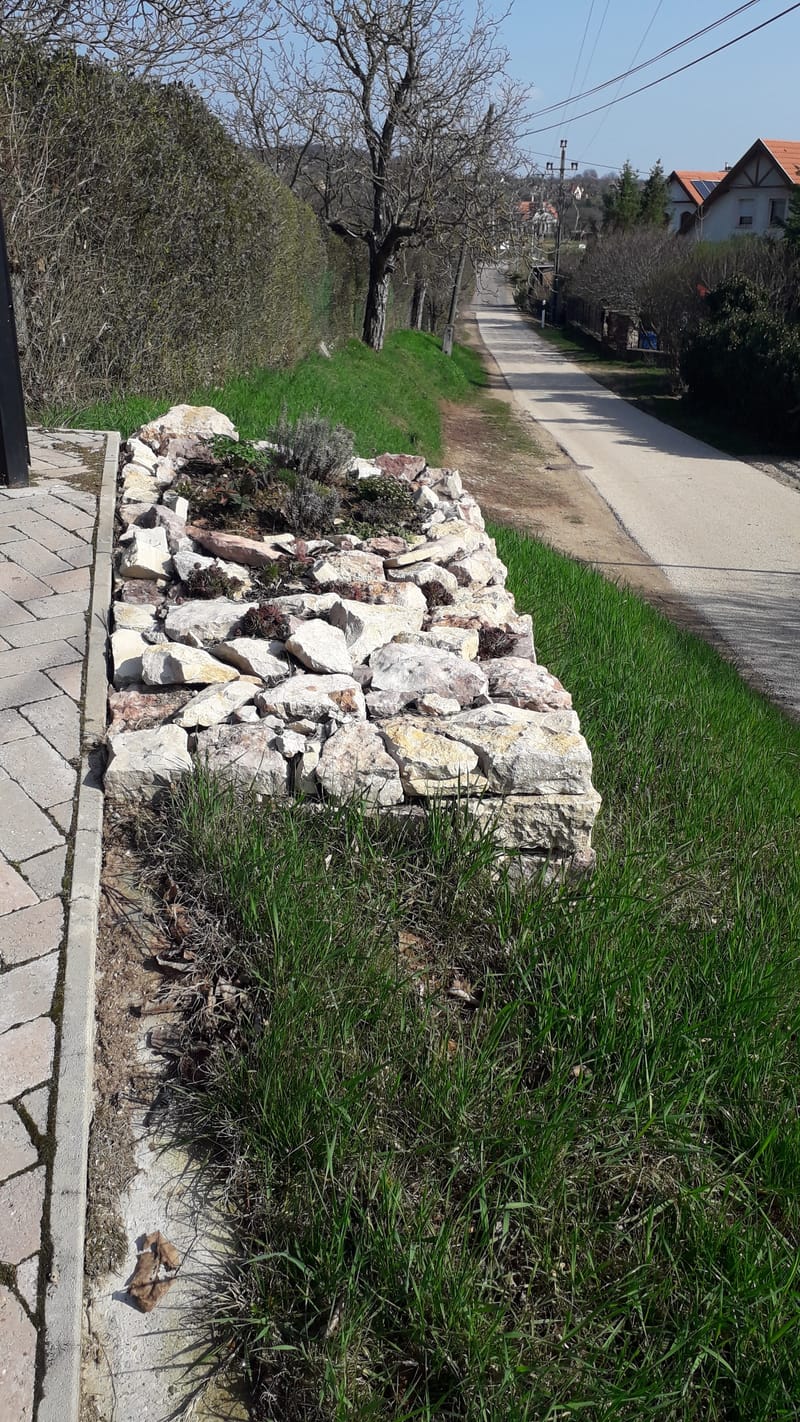 Támfal építése, sziklakerttel takarva.