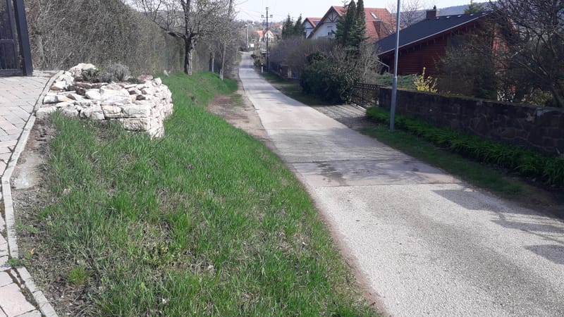 Támfal építése, sziklakerttel takarva.