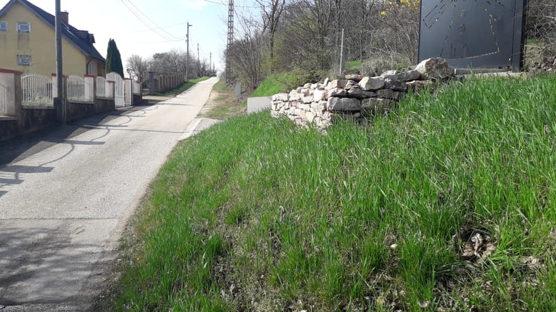 Támfal építése, sziklakerttel takarva.