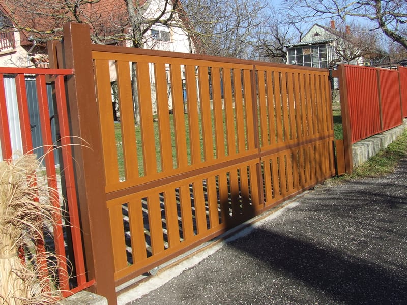 Gurulókapu átalakítása lemez kerítéslécek beépítésével.