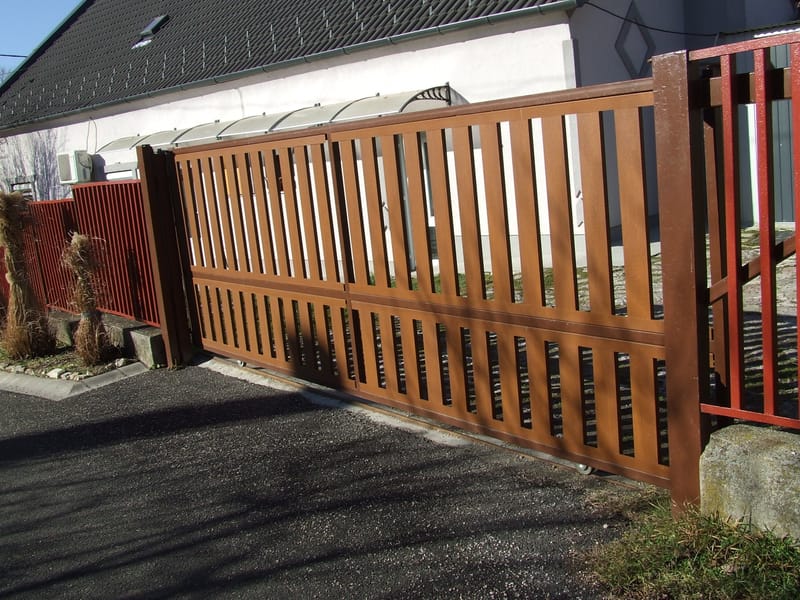 Gurulókapu átalakítása lemez kerítéslécek beépítésével.