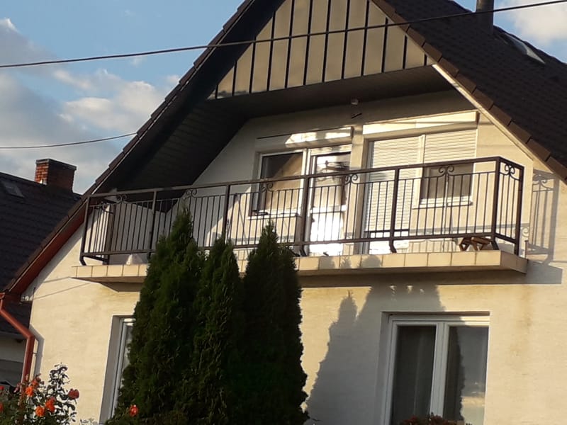 Nagy és kiskapu, kerítésbetétek, lépcső és teraszkorlát készítése, felszerelése.