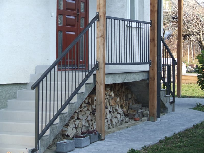 Nagy és kiskapu, kerítésbetétek, lépcső és teraszkorlát készítése, felszerelése.