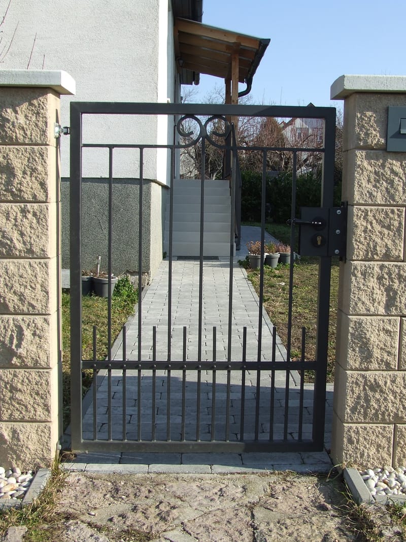 Nagy és kiskapu, kerítésbetétek, lépcső és teraszkorlát készítése, felszerelése.