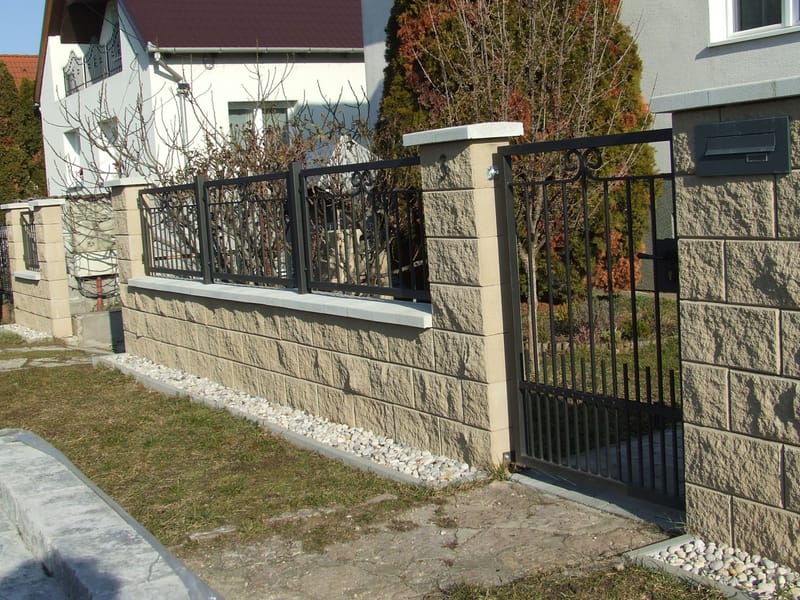 Nagy és kiskapu, kerítésbetétek, lépcső és teraszkorlát készítése, felszerelése.