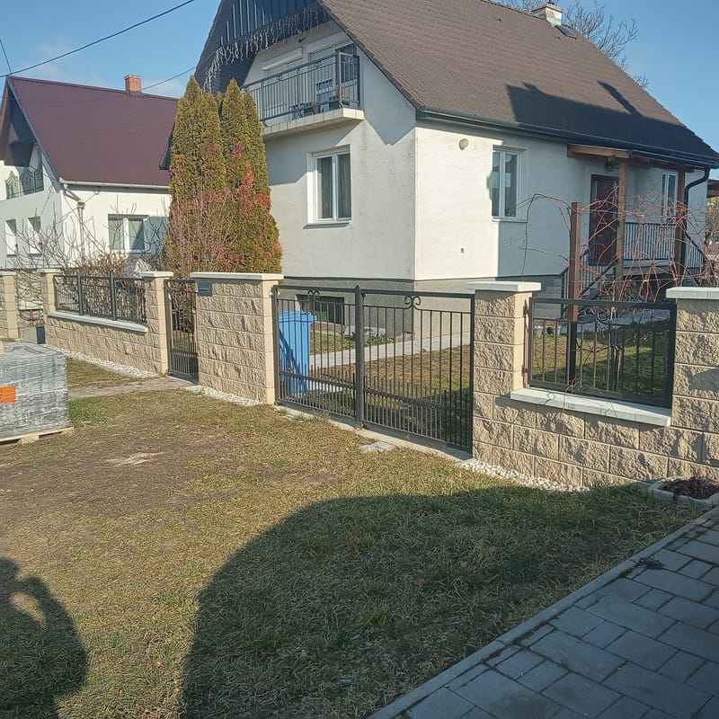 Nagy és kiskapu, kerítésbetétek, lépcső és teraszkorlát készítése, felszerelése.