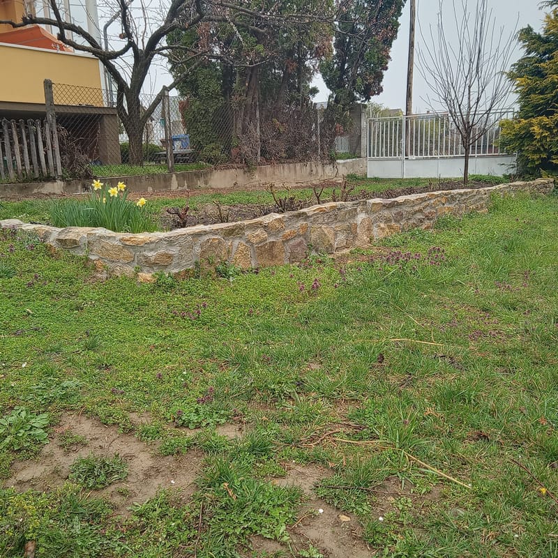 Rózsakert mellé, rakottkő támfal építése.