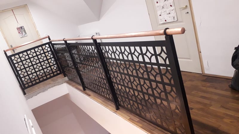 Korlát, lézervágott betétekkel, "réz" kapaszkodóval.