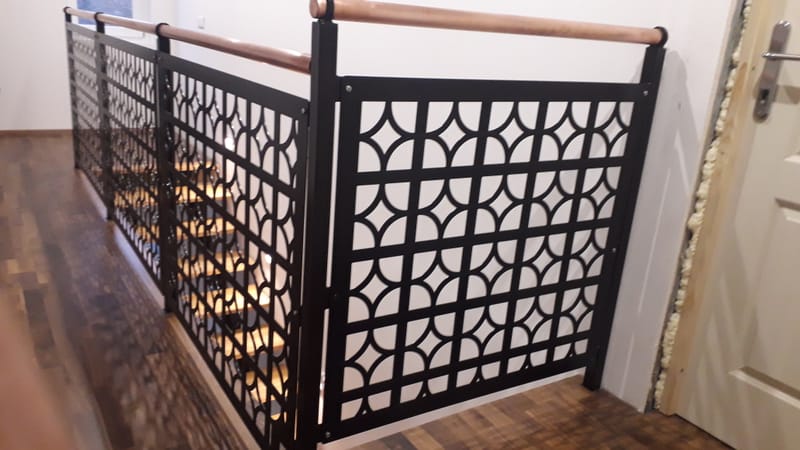 Korlát, lézervágott betétekkel, "réz" kapaszkodóval.