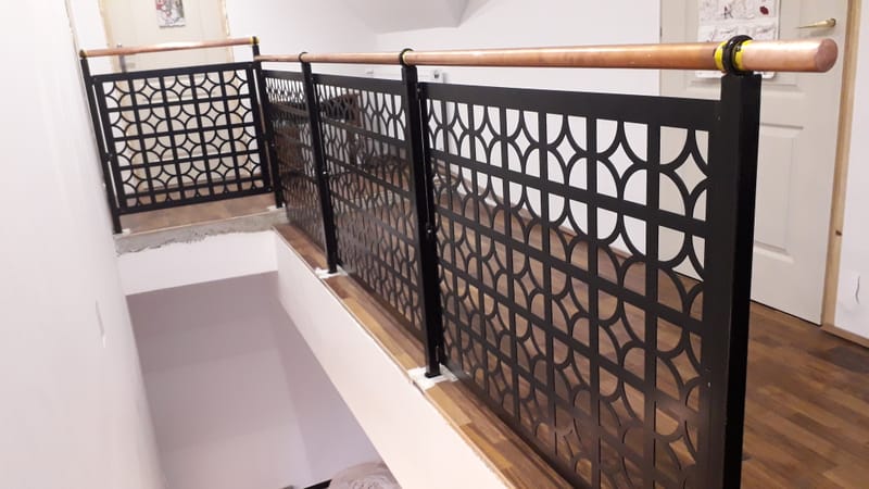 Korlát, lézervágott betétekkel, "réz" kapaszkodóval.