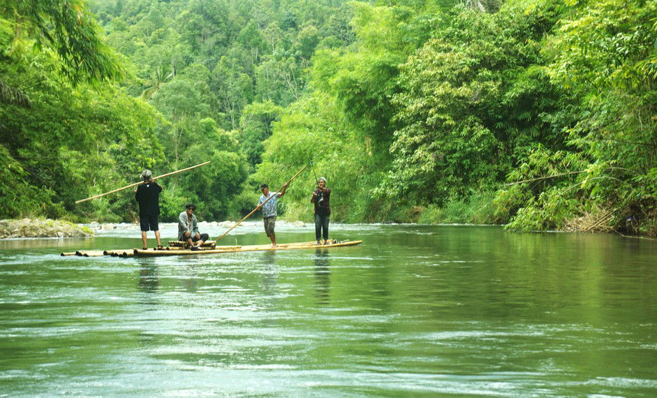 https://indonesiakaya.com/pustaka-indonesia/mengarungi-sungai-amandit-dengan-bamboo-rafting-khas-loksado/