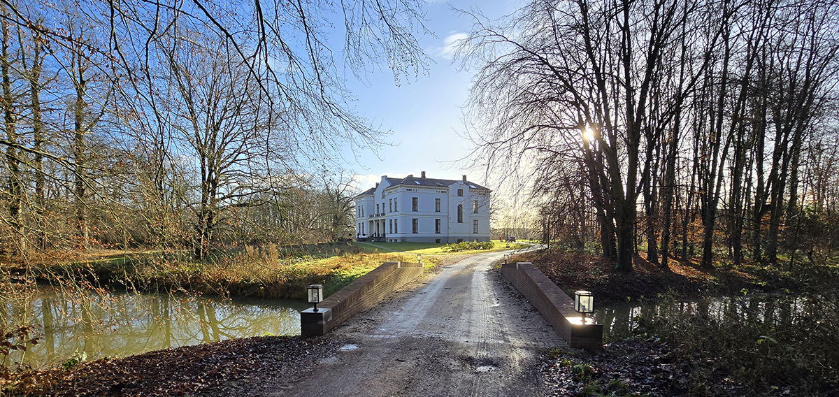 Oprijlaan langs westgevel