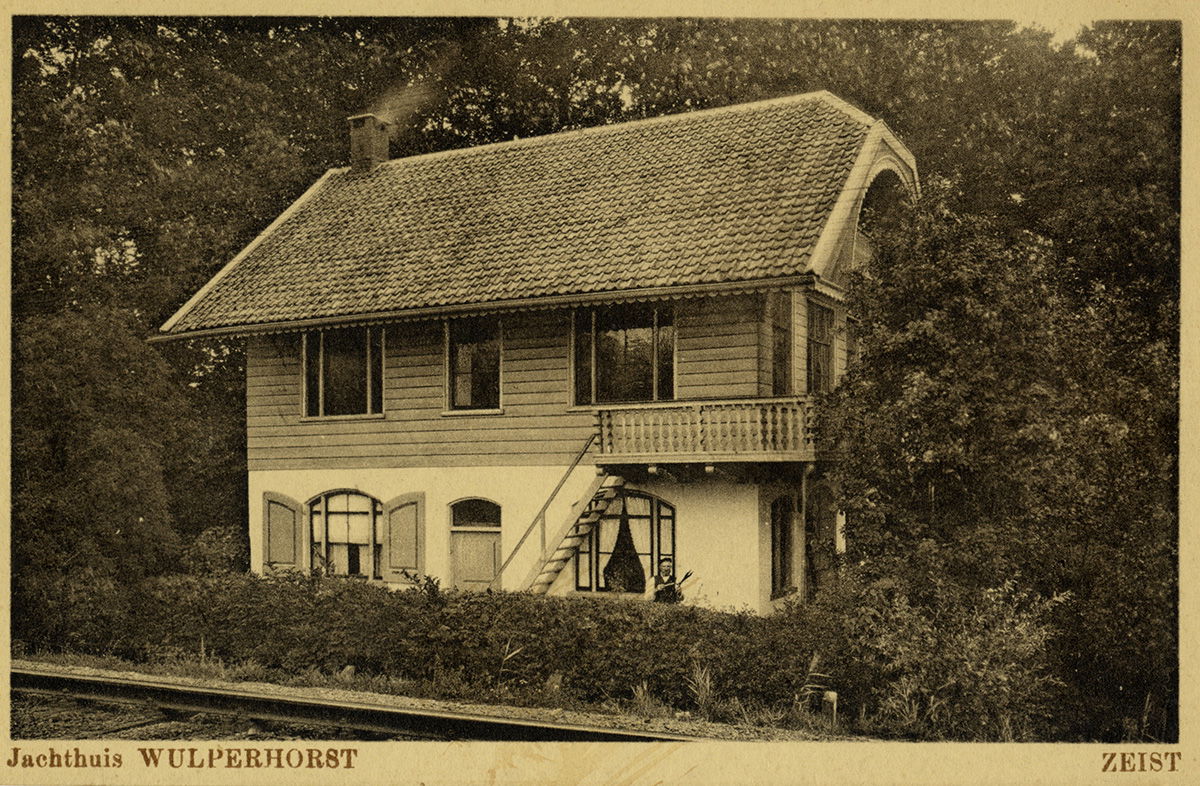 Jachthuis 1846 met jachtopziener spoorzijde