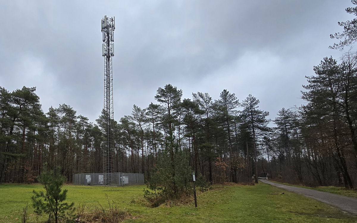 2025 Zendmast. Station afgebroken en nu grasveld.