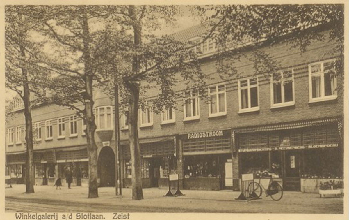 Meeuwenberg rechts naast Radio Stroom