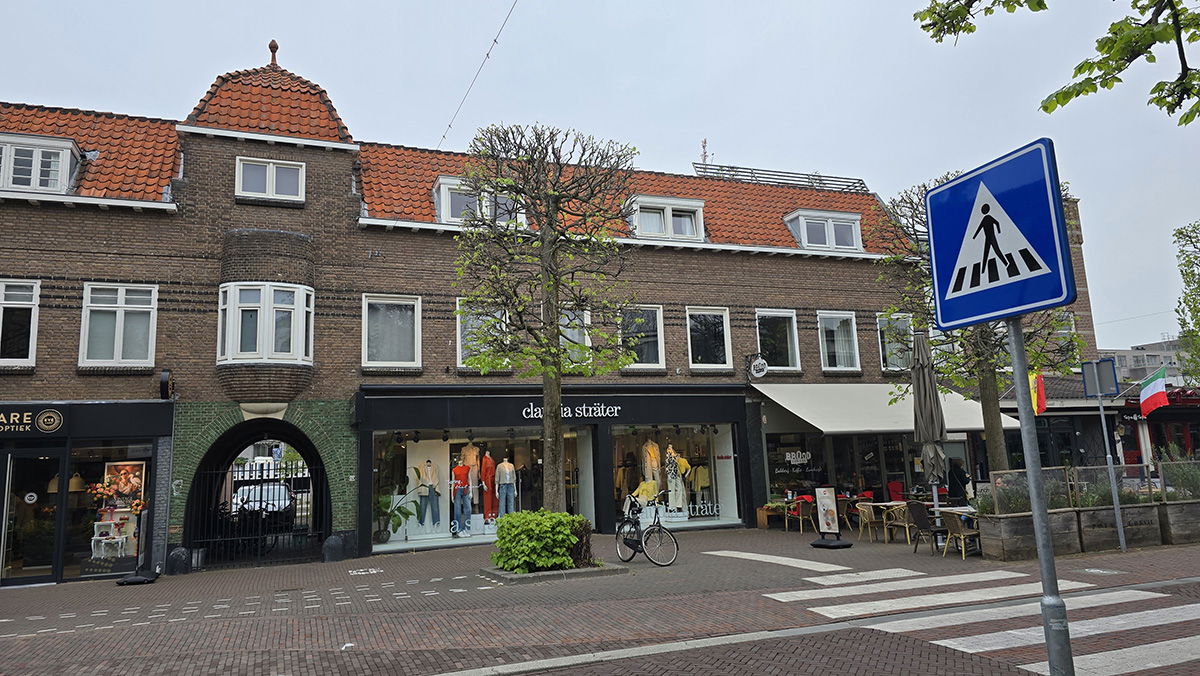 Rechts naast het zonnescherm zat Meeuwenberg