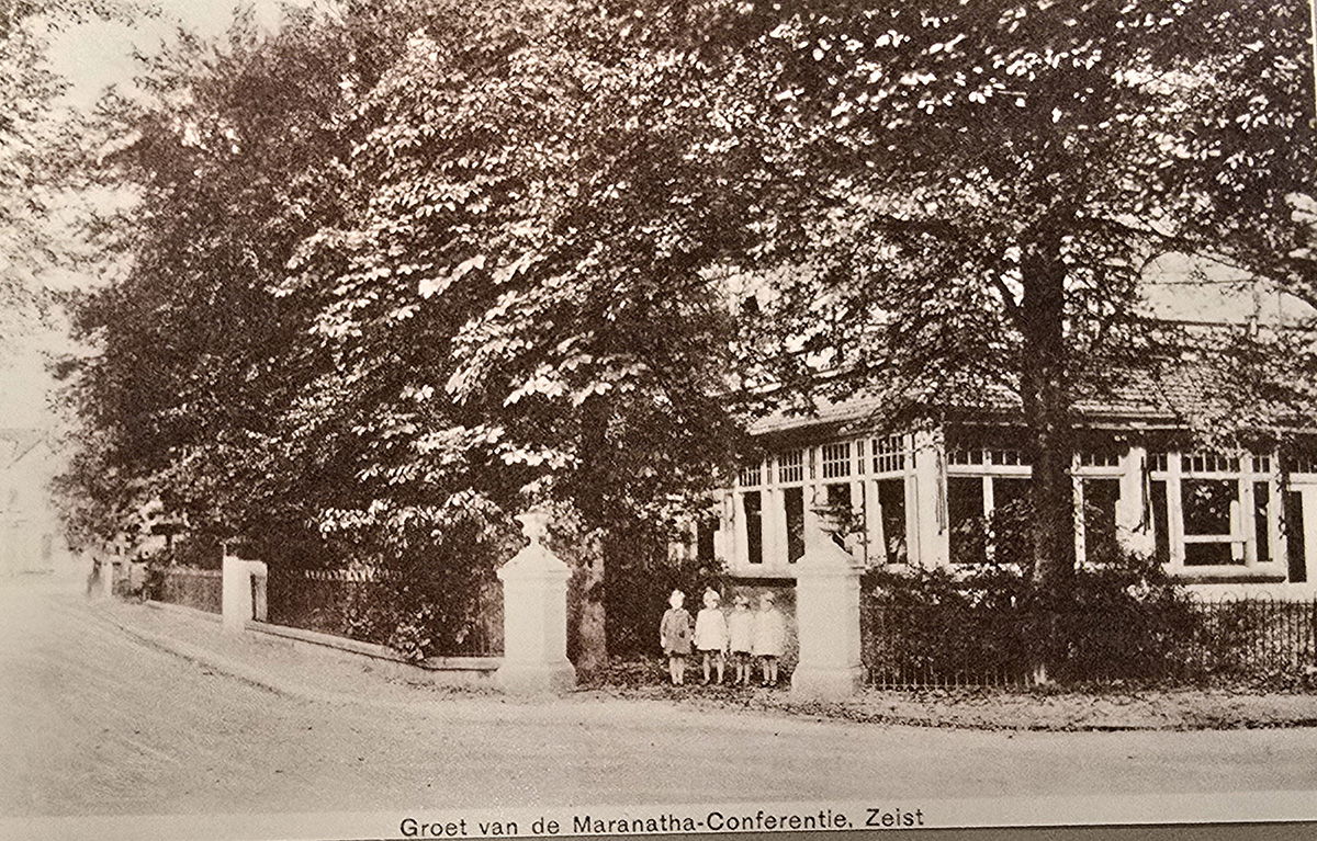 1930 vier kleine kleutertjes Marantha-Conferentie