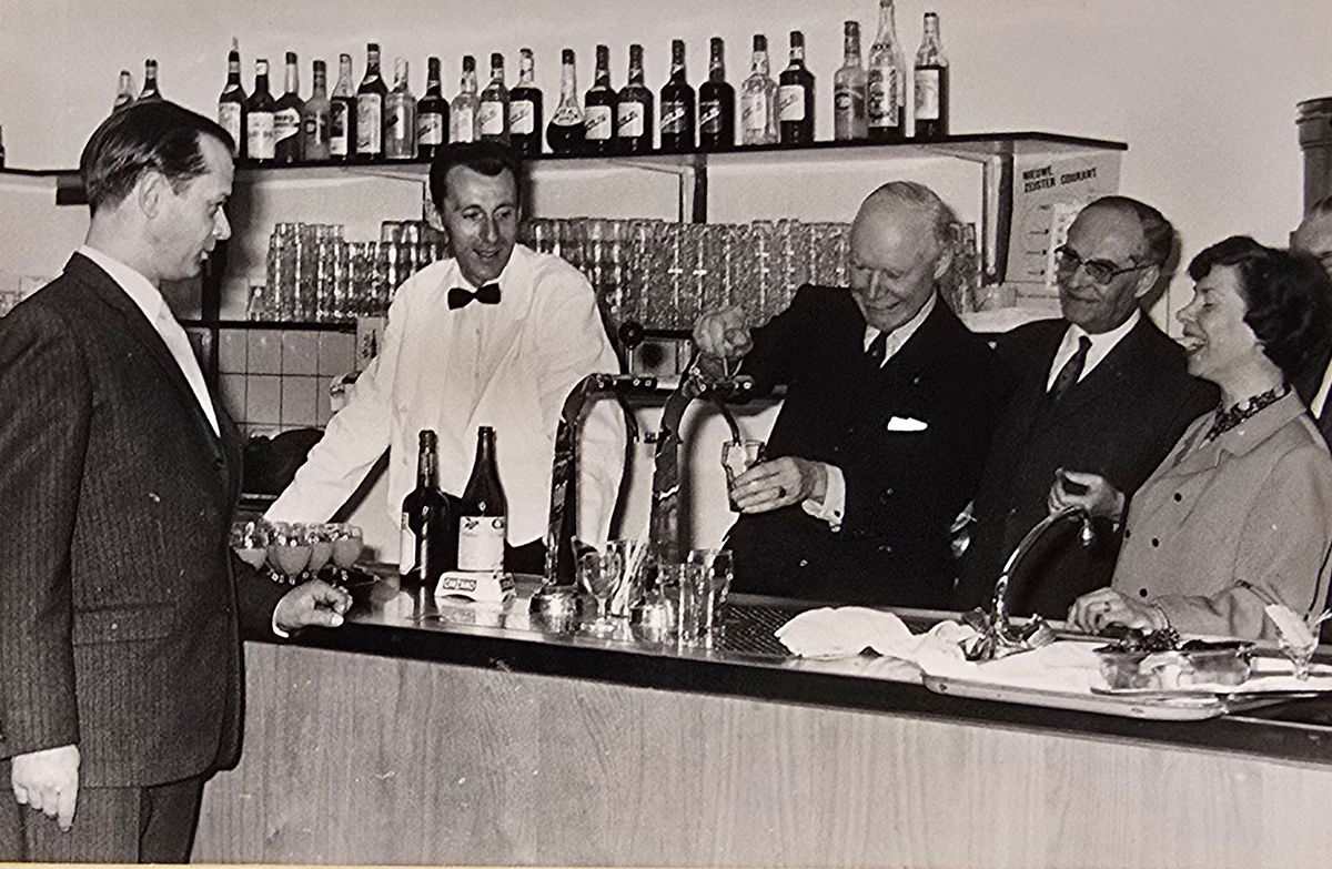 1966 Opening - burgemeester Korthals Altus tapt zijn biertje