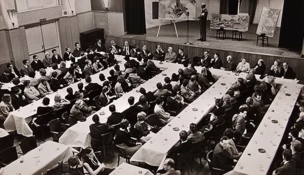 1966 Burgerdag 200 jeugde kiezers en Burgemeester Stolk