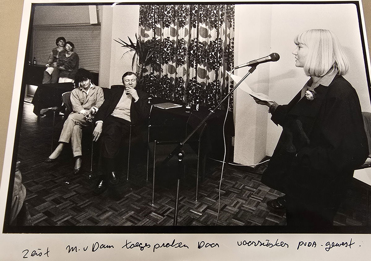 1969 Marcel van Dam tijdens partijbijeenkomst