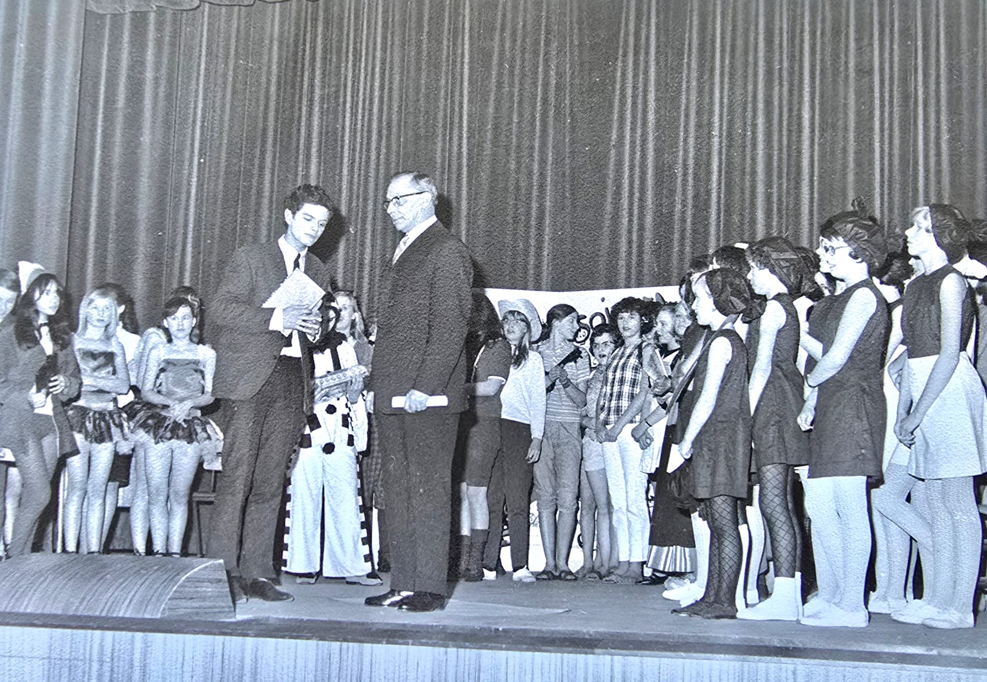 1969 U.l.o. Prof. Lorenzlaan, Afscheid hr Stasse, Judith van de Ree 2e rechts met bril