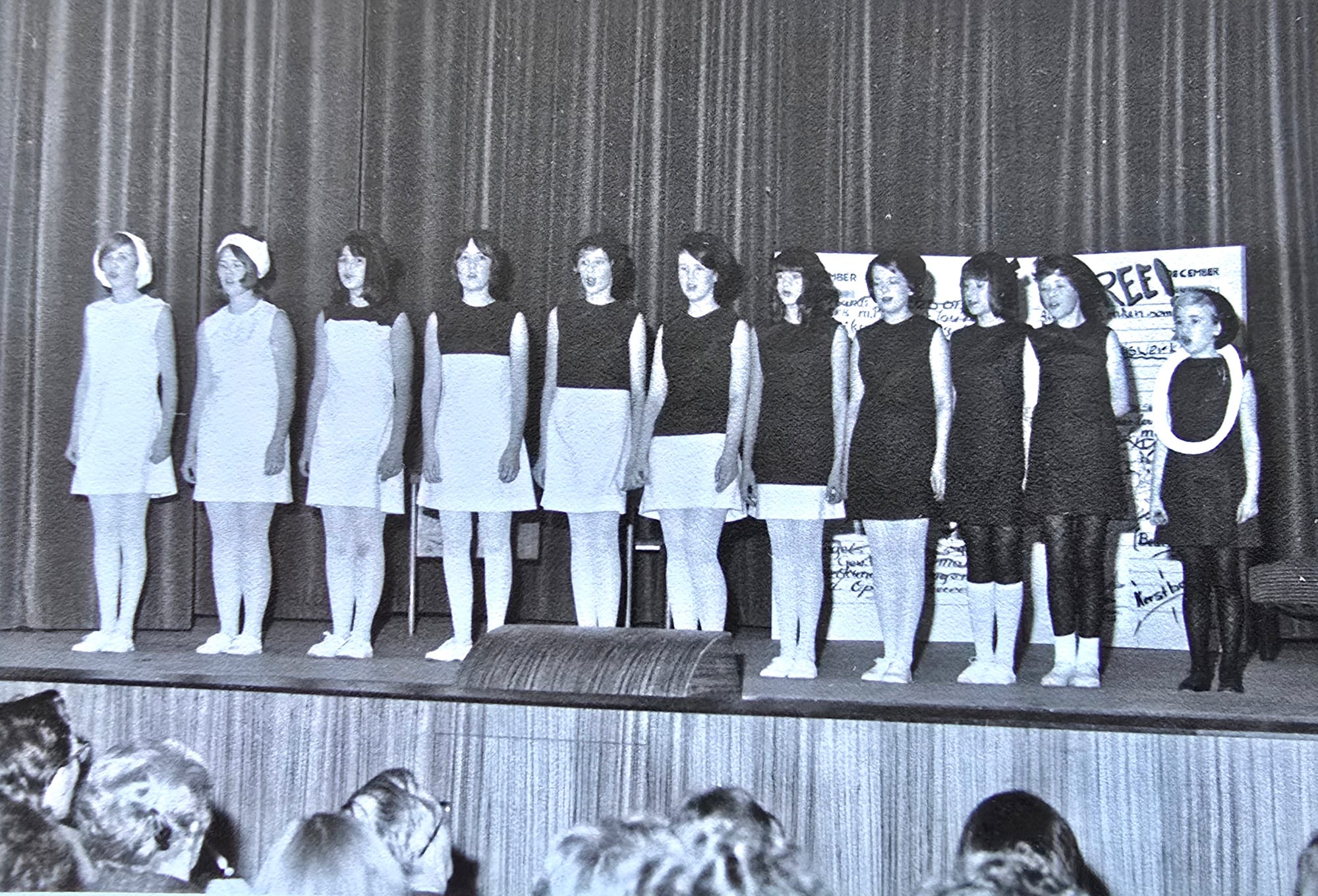 1969 U.l.o. Prof. Lorenzlaan, Optreden 1-10 Judith van de Ree 2e rechts met bril