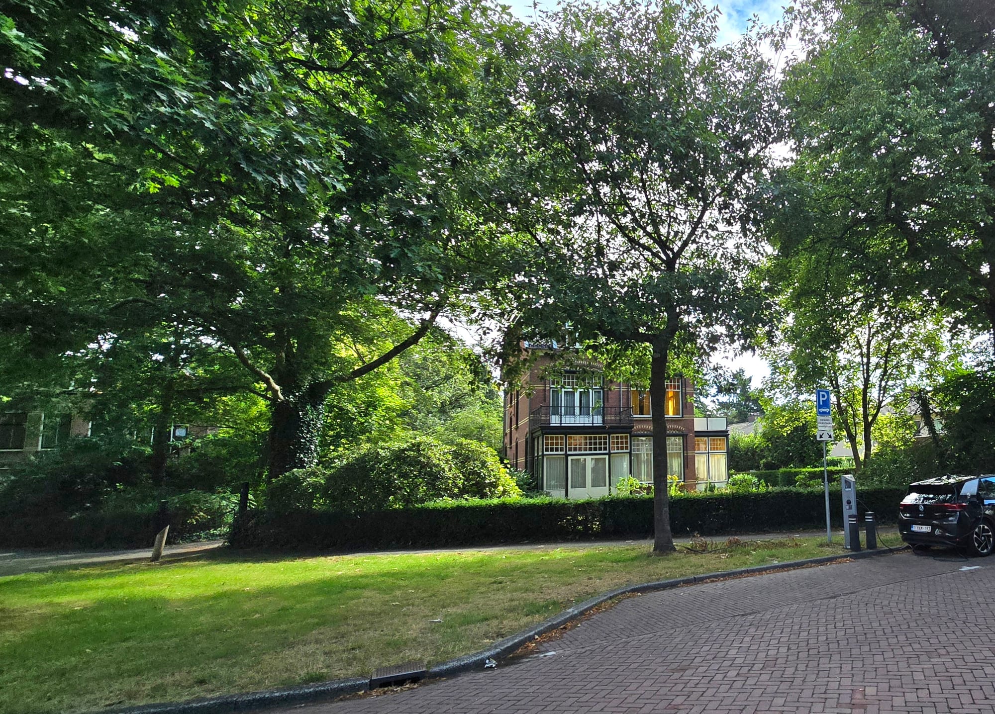 2025 Boslaan met villa naast Boschlust