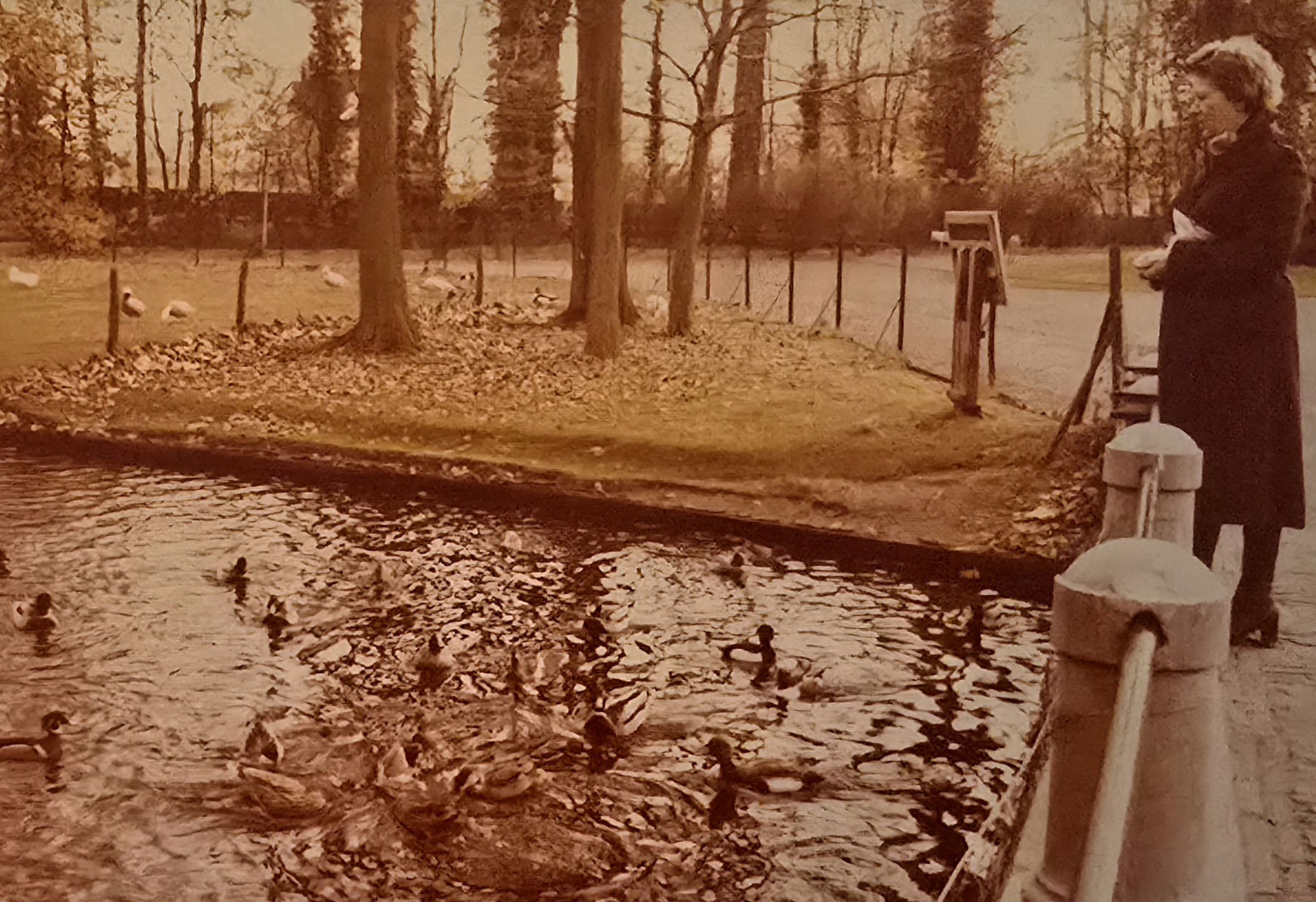 1976 Bruggetje bij Burgemeesterswoning met mama