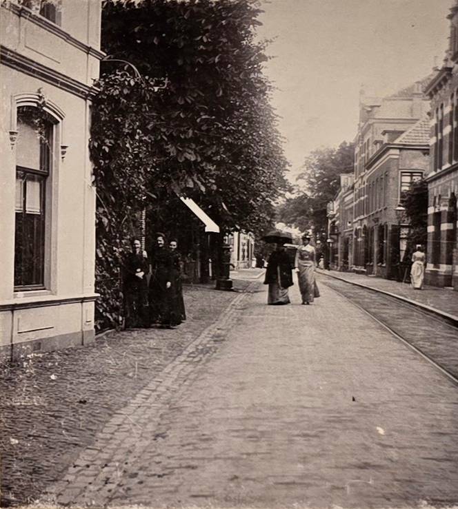 1900 hotel-café De Zwaan met dorpspomp en rails paardentram