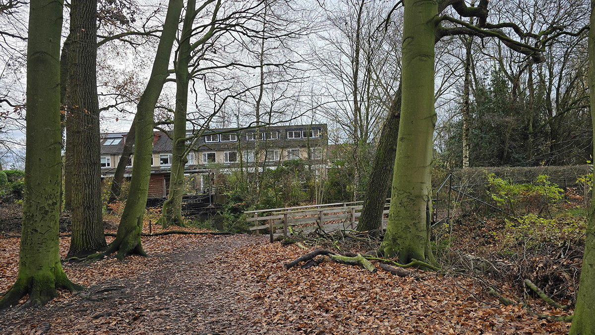 Houten brug naar wijk De Brink en Nijenheim