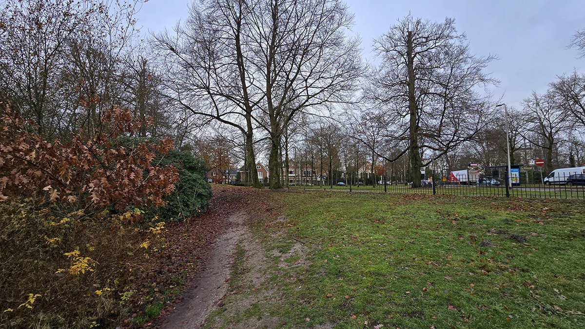 path between serpentine pond and Utrechtseweg