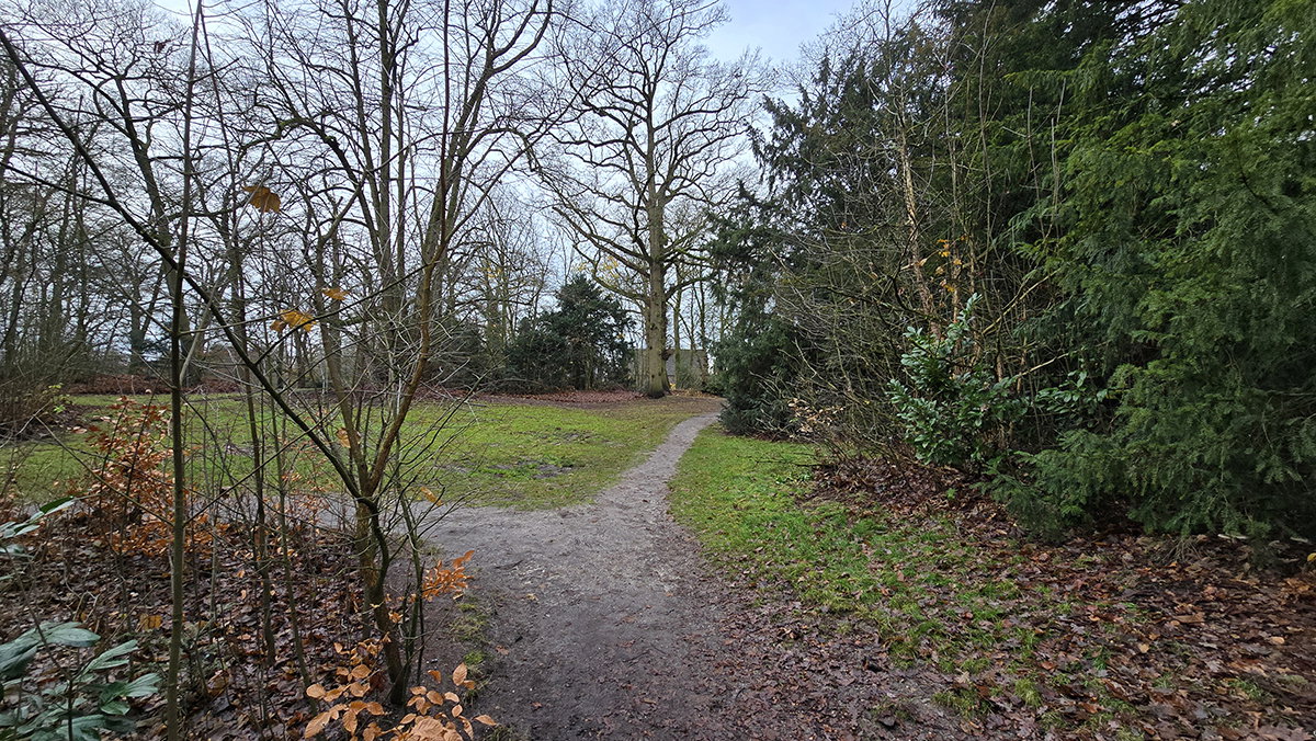 Path to the left to the small bridge and to the right to the Kroostweg.