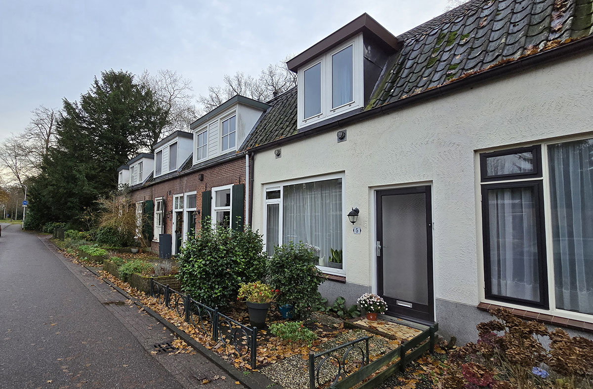 Voormalige arbeiderswoningen vanaf kinderboerderij Griftlaan