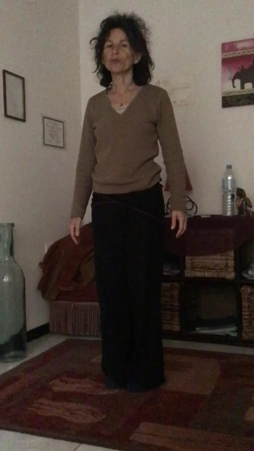 Les paumes de main embrassent les pieds de boudha QI GONG du Rein