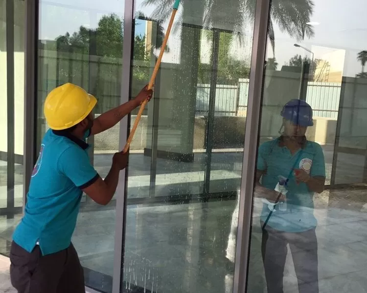 تنظيف واجهات زجاج